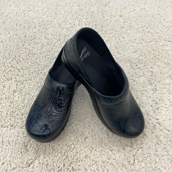 Dansko Women’s Embossed Clogs Mules Black Size 38 - Picture 2 of 9